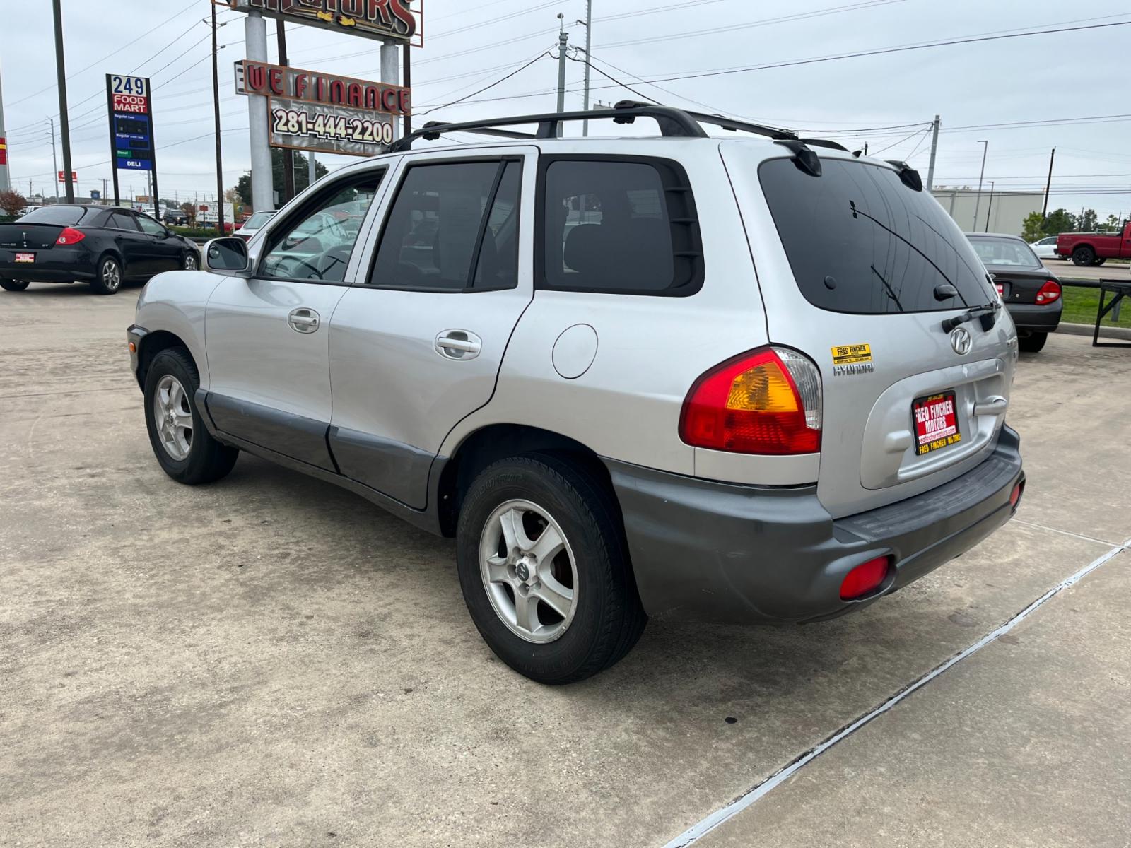 2003 SILVER /gray Hyundai Santa Fe GLS (KM8SC13D53U) with an 2.7L V6 DOHC 24V engine, 4-Speed Automatic Overdrive transmission, located at 14700 Tomball Parkway 249, Houston, TX, 77086, (281) 444-2200, 29.928619, -95.504074 - Photo #4